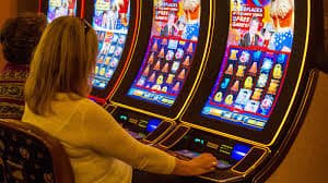 Tampilan smartphone menunjukan slot online dan taruhan olahraga di gobertoto